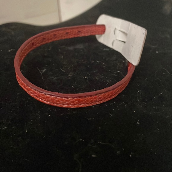 NWT! Unisex 8.5” red genuine leather 0.25” wide buckled adjustable bracelet - Picture 2 of 9